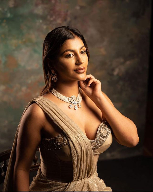 Staggering Poses of Yashikaaannand